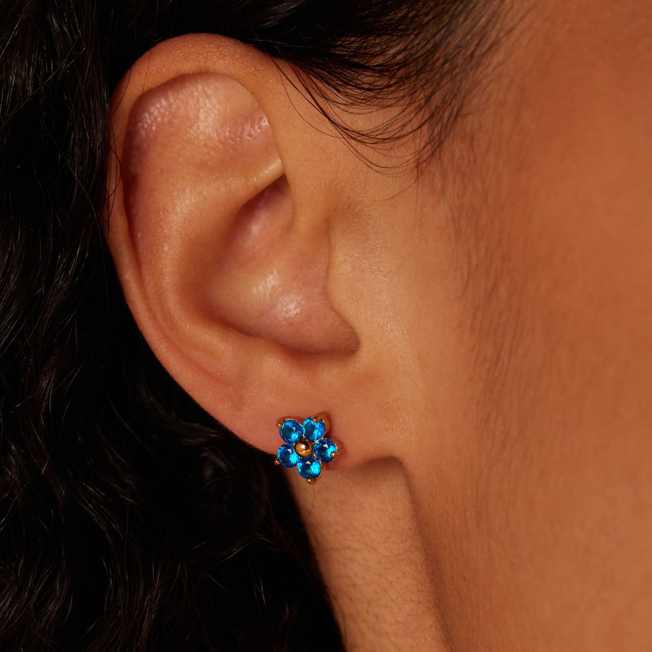 Ohrstecker aus Edelstahl, vergoldet, Blume mit Zirkonia, blauer Topas