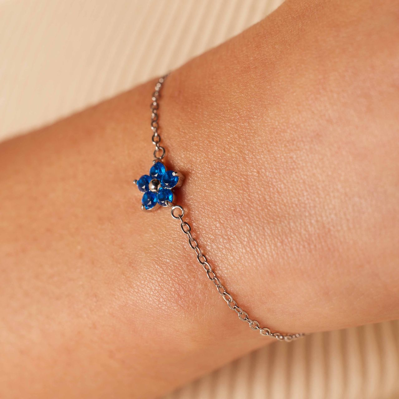 Armband aus Edelstahl, Blume mit Zirkonia, blauer Topas