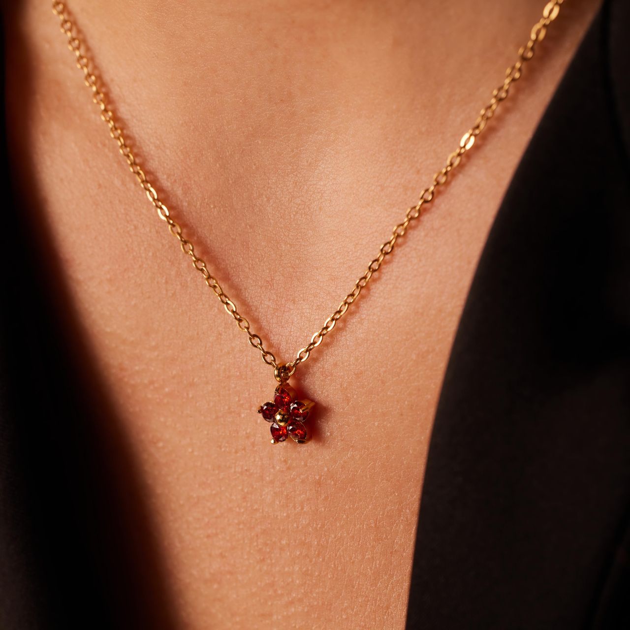Stalen goldplated ketting bloem zirkonia rood voor dames