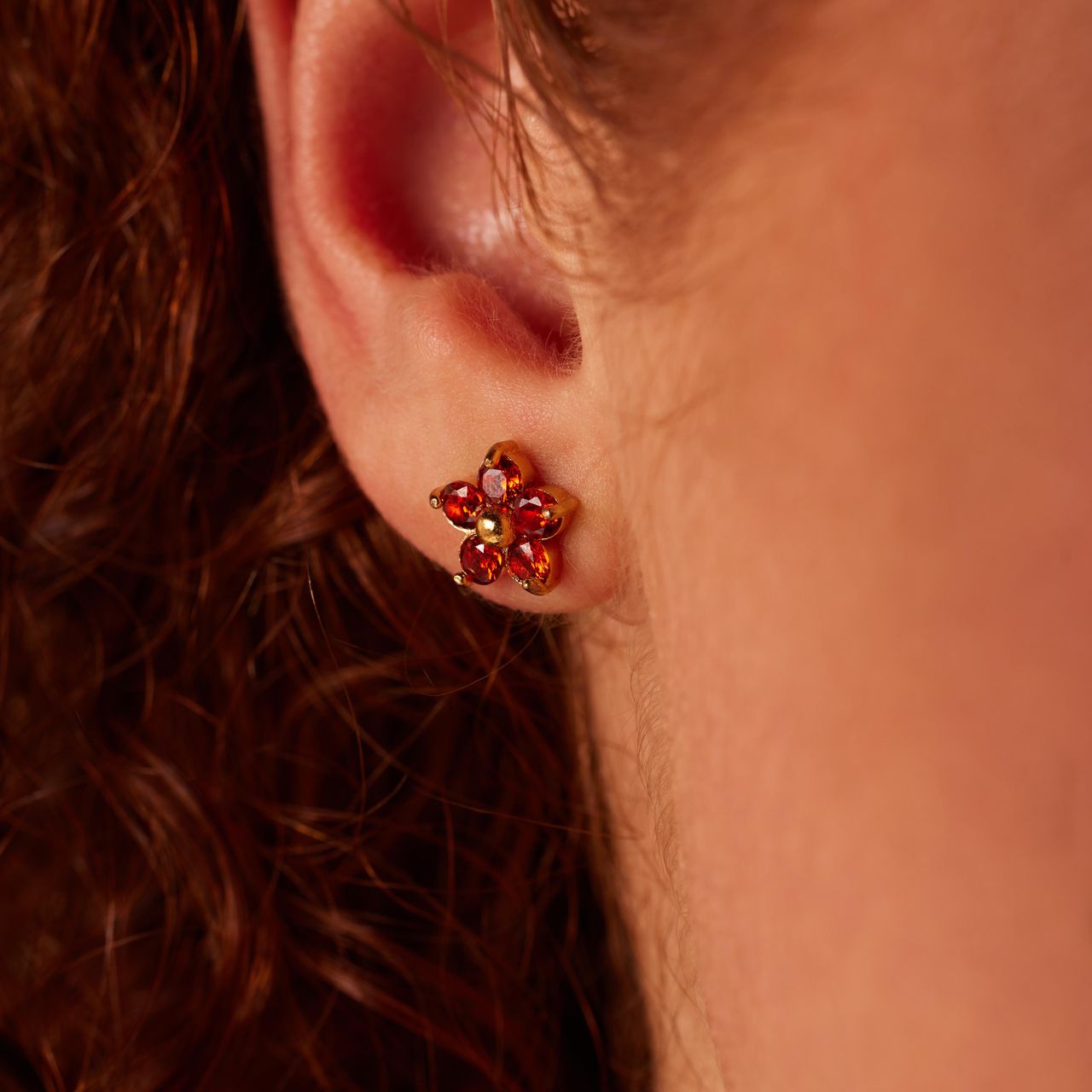 Ohrstecker aus Edelstahl, vergoldet, Blume mit Zirkonia, Rot