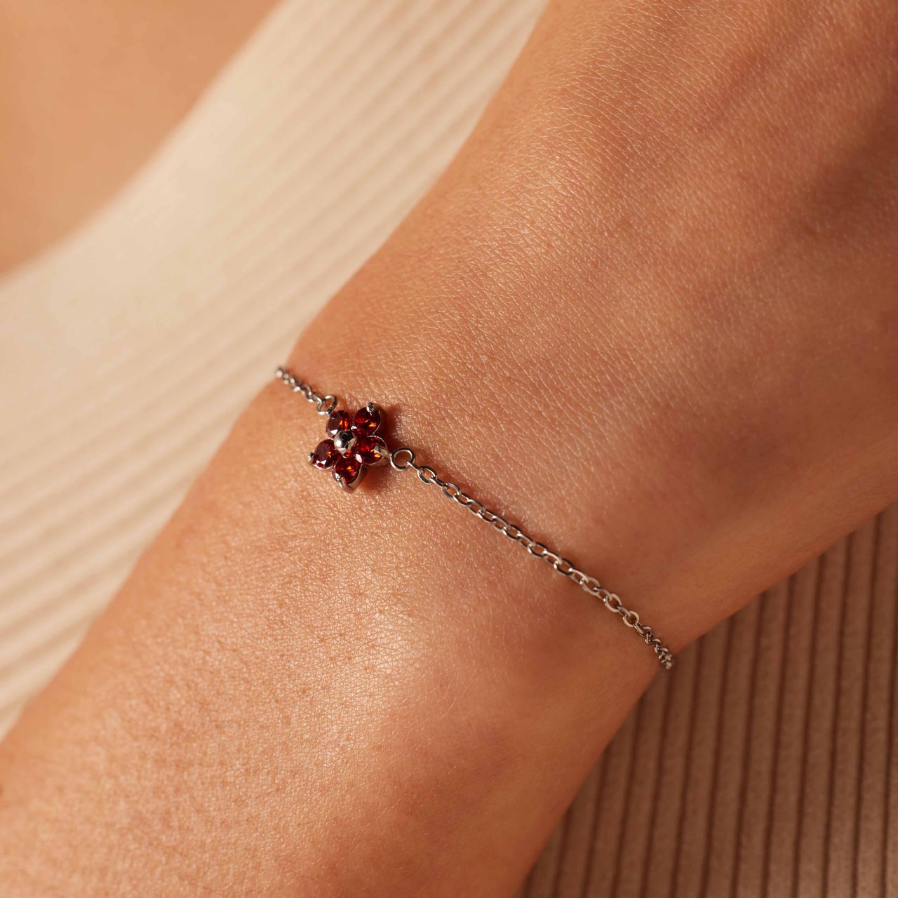 Armband aus Edelstahl, Blume mit Zirkonia, Rot