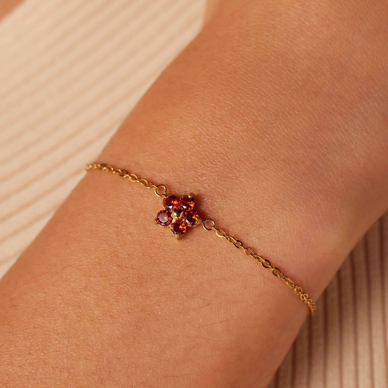 Stainless steel goldplated armband bloem met zirkonia rood