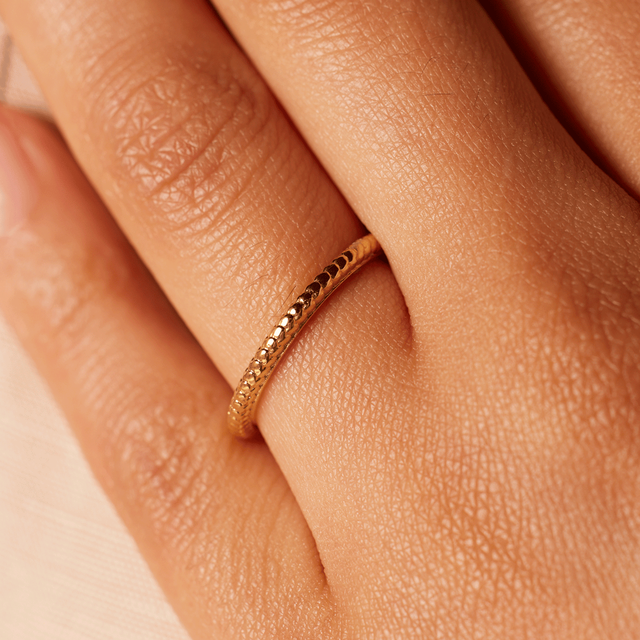 Ring aus Edelstahl, vergoldet, Kugeln