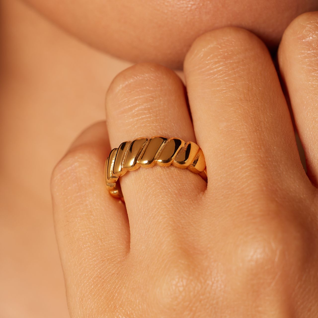 Stalen goldplated ring ribbels