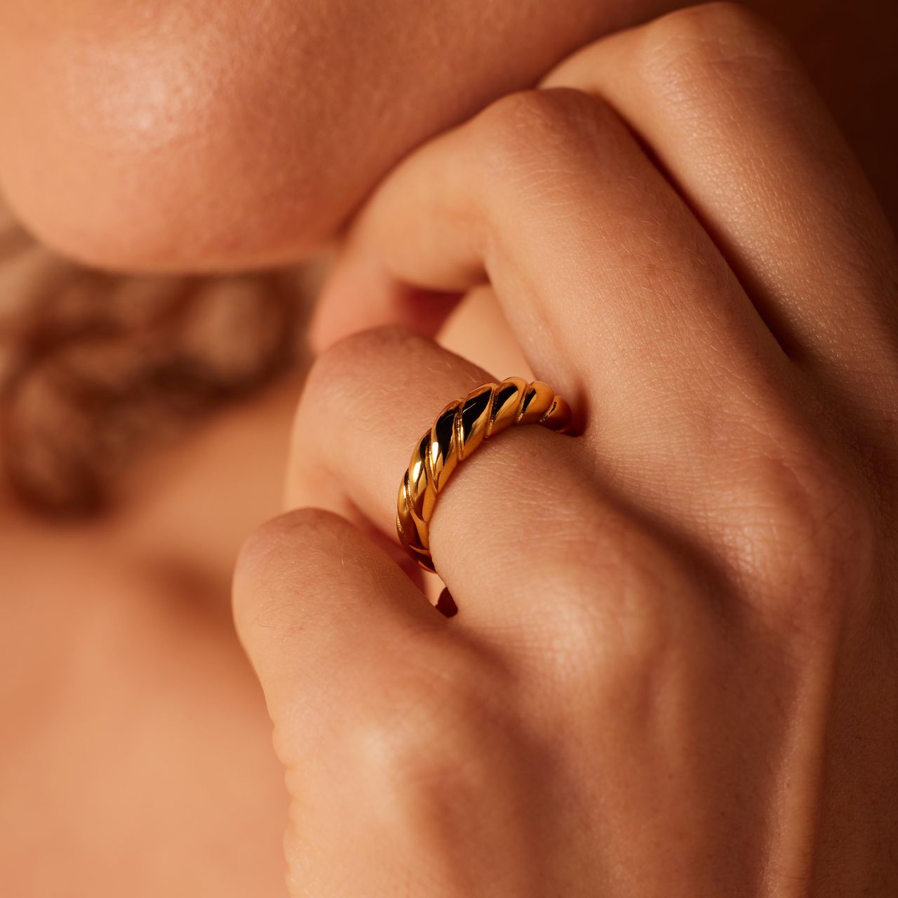 Stainless steel goldplated ring draai 5,5mm