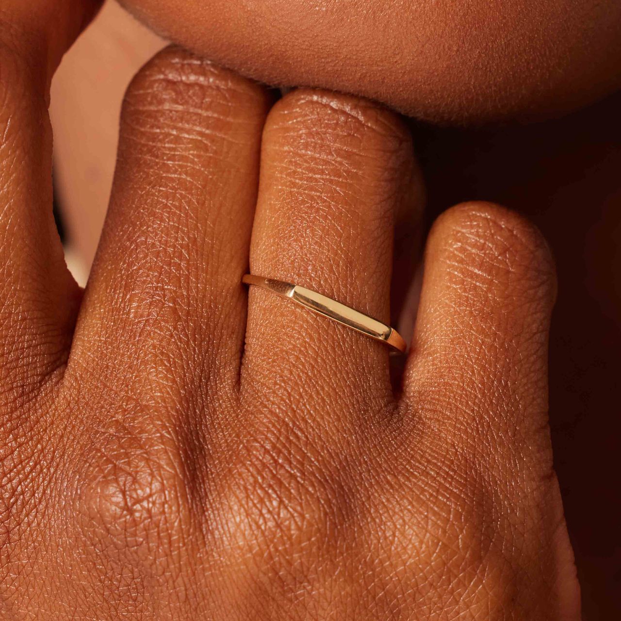 Ring aus 14 Karat Gelbgold mit Steg