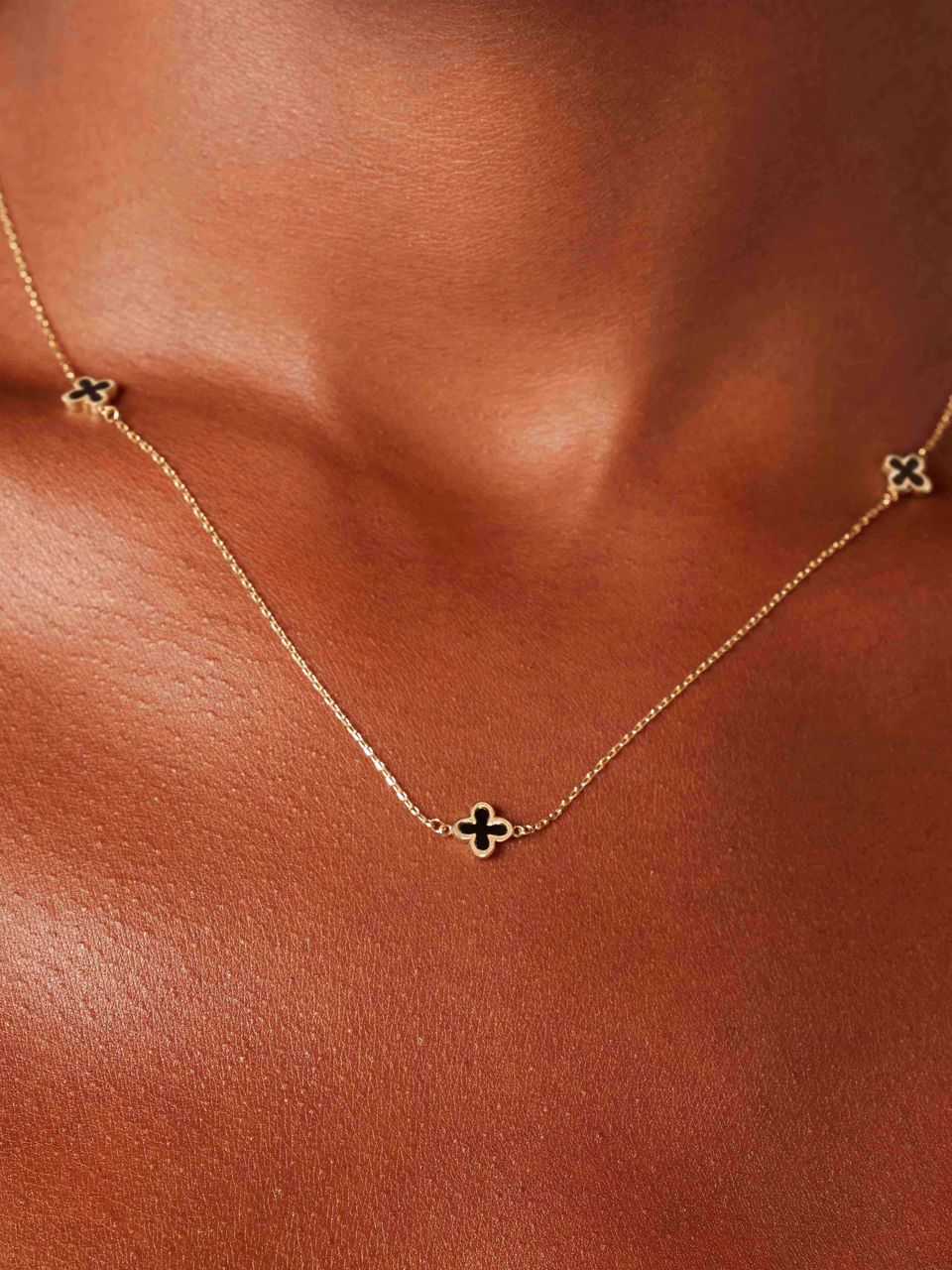 Halskette aus 14 Karat Gelbgold mit 3 Onyxblüten