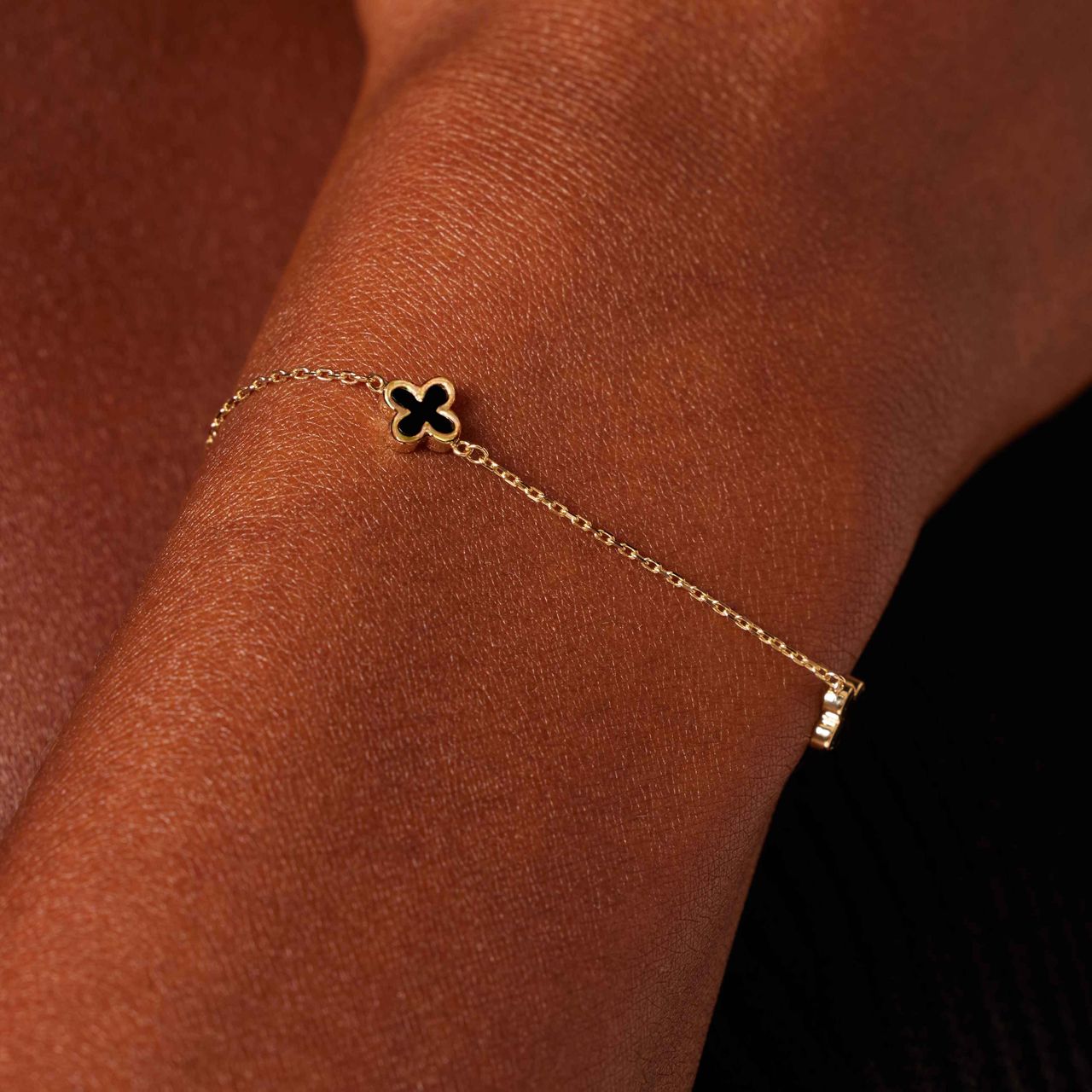 14 Karaat geelgouden armband met 3 onyx bloemen