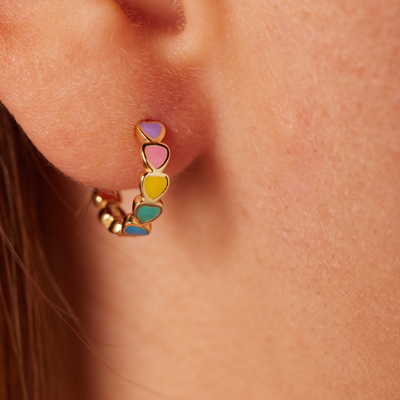 Zilveren goldplated kinderoorringen hart met emaille