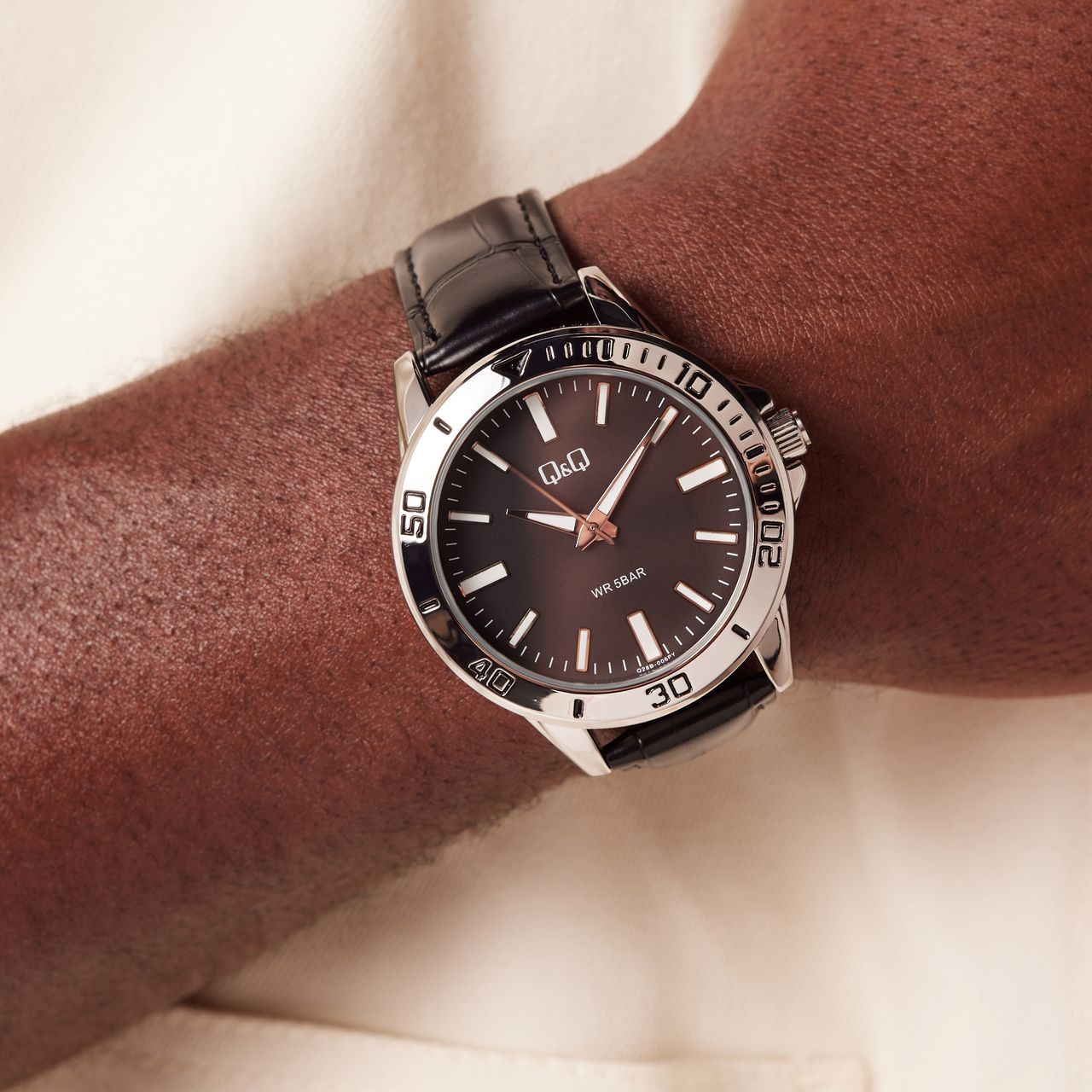 Q&Q Herrenuhr mit schwarzem Lederarmband