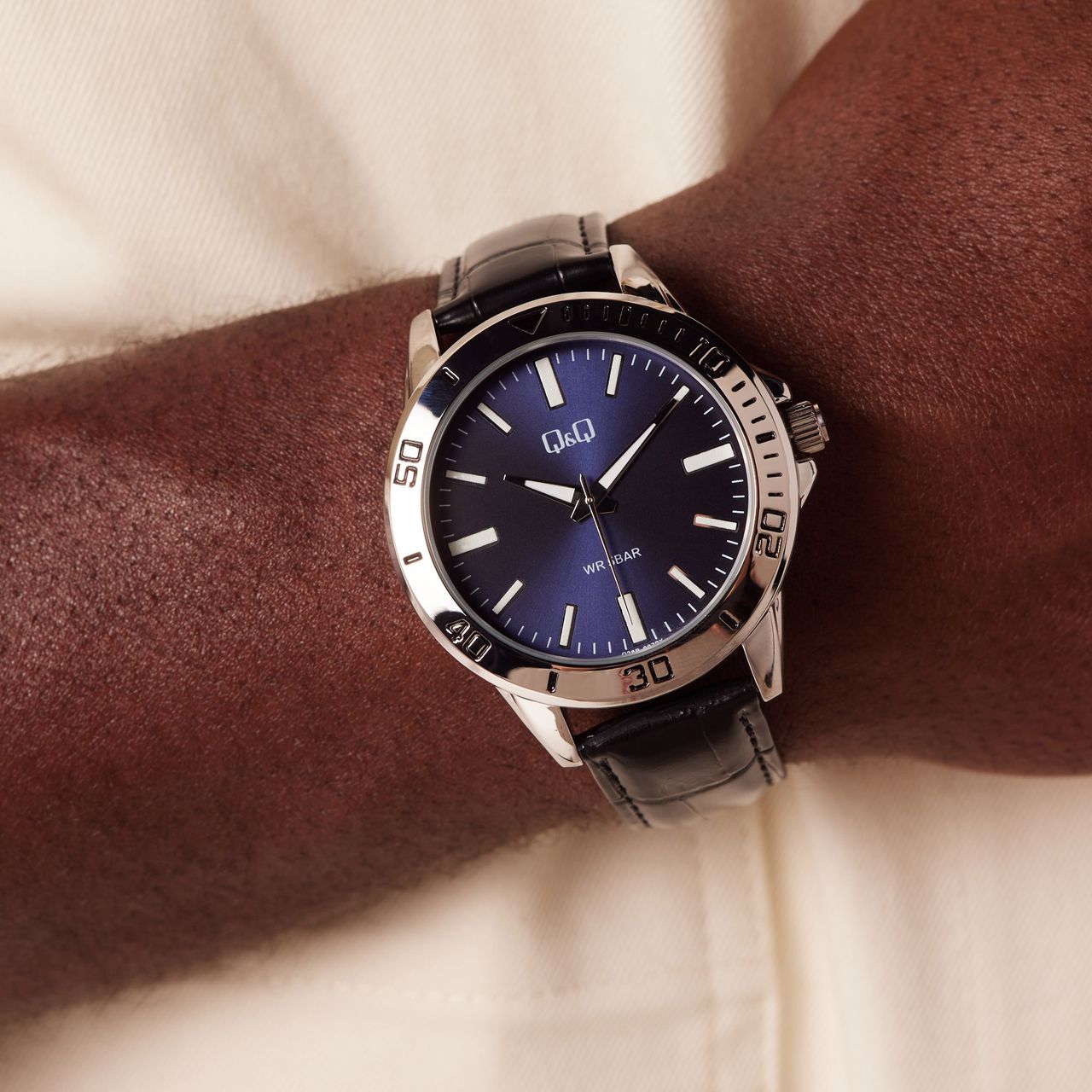 Q&Q Herrenuhr mit schwarzem Lederarmband