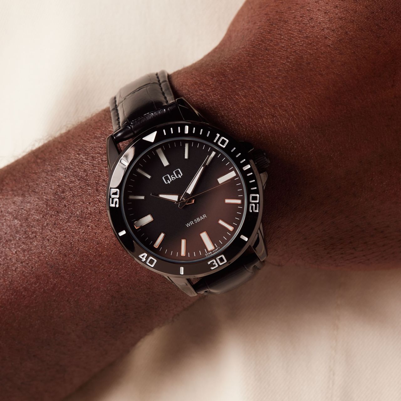 Q&Q Herrenuhr mit schwarzem Lederarmband