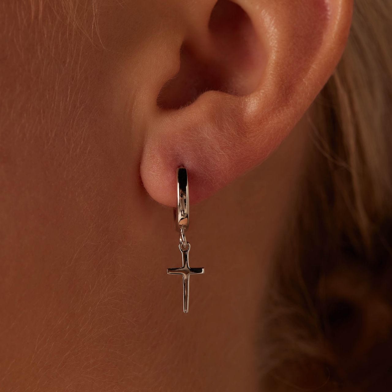 Ohrringe aus 925er Silber mit Anhänger, Kreuz