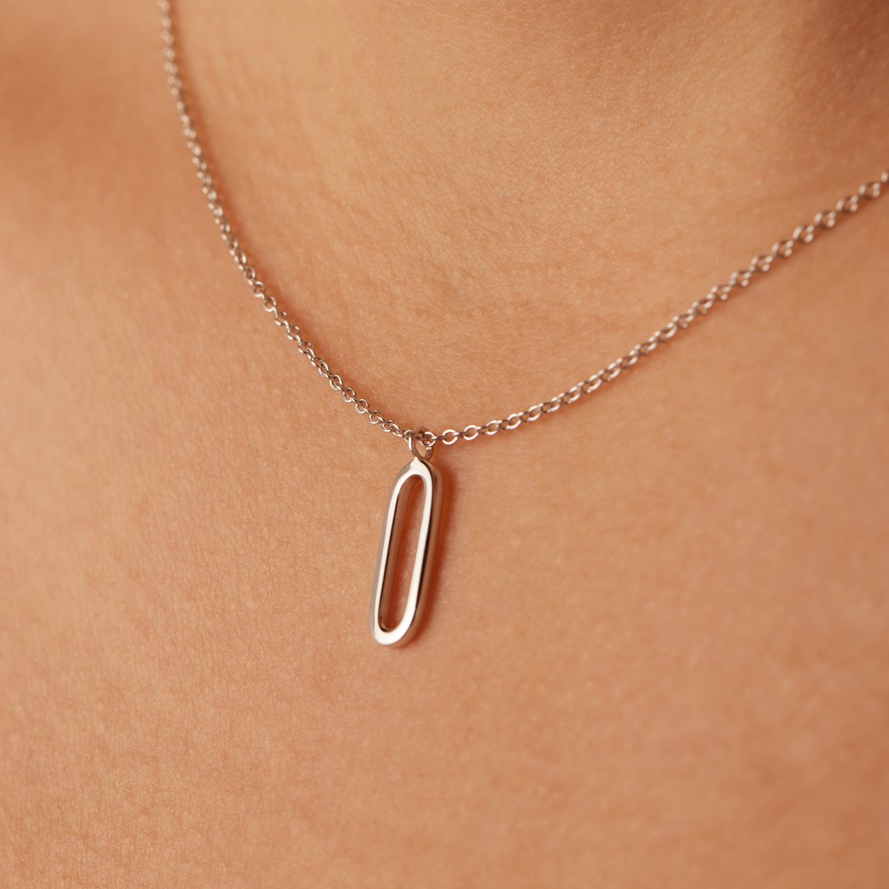 Halskette aus 925er Silber mit Anhänger, oval