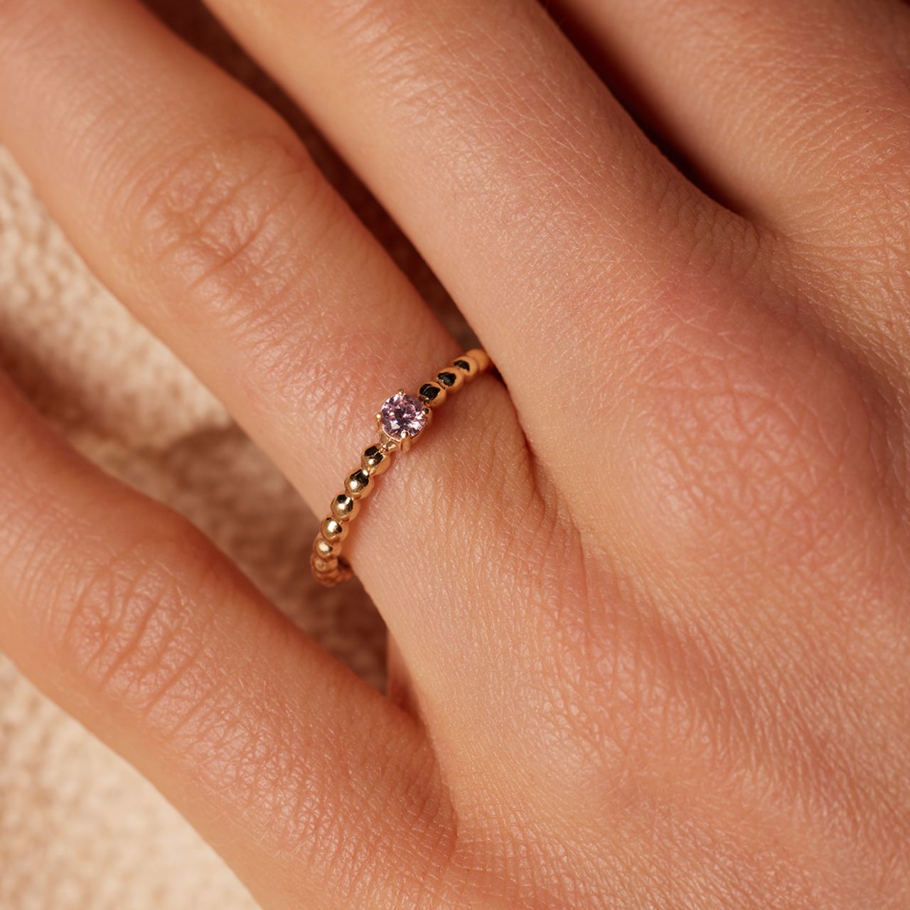 9 karaat geelgouden ring met licht roze zirkonia