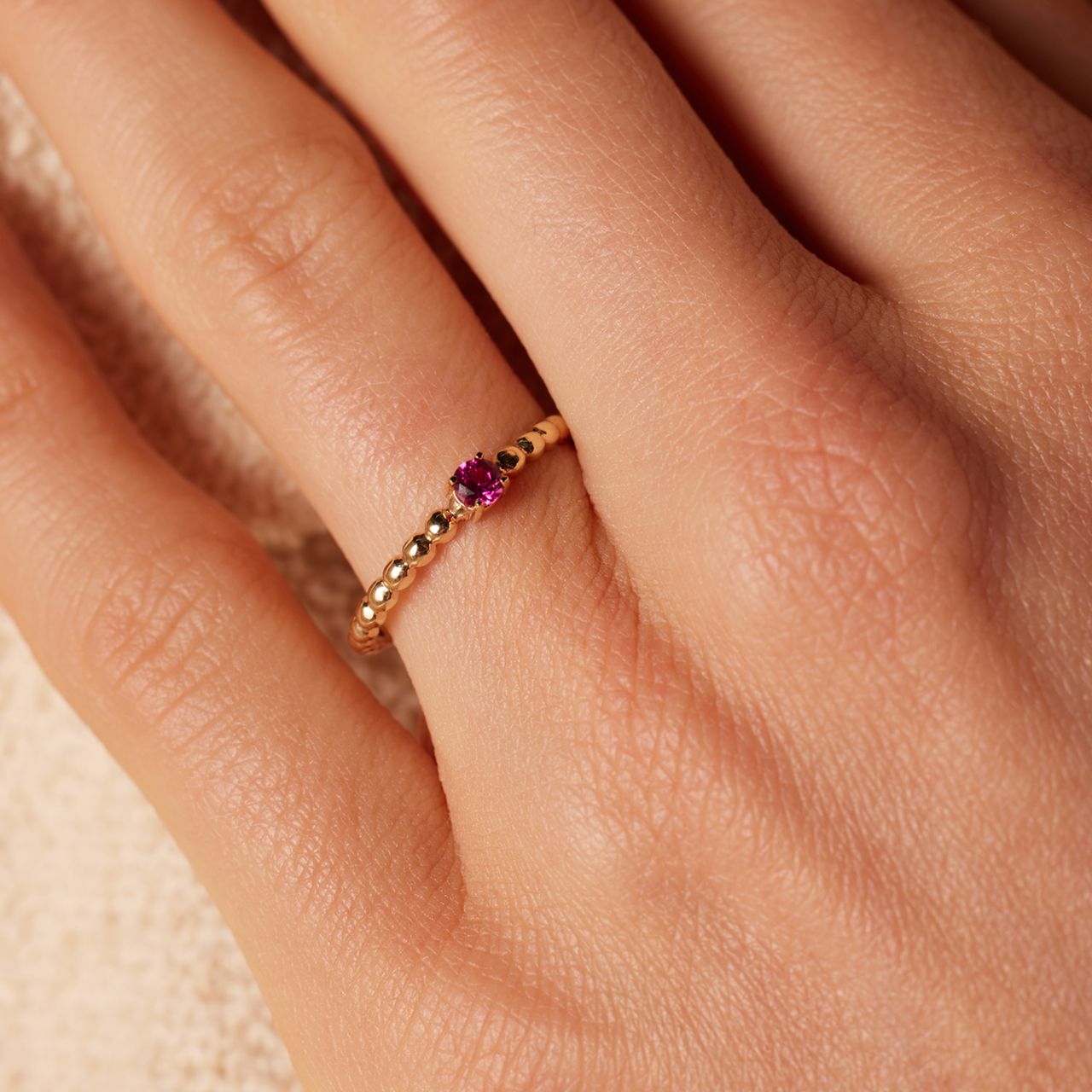 Ring, 375er Gelbgold, mit dunkelrosa Zirkonia