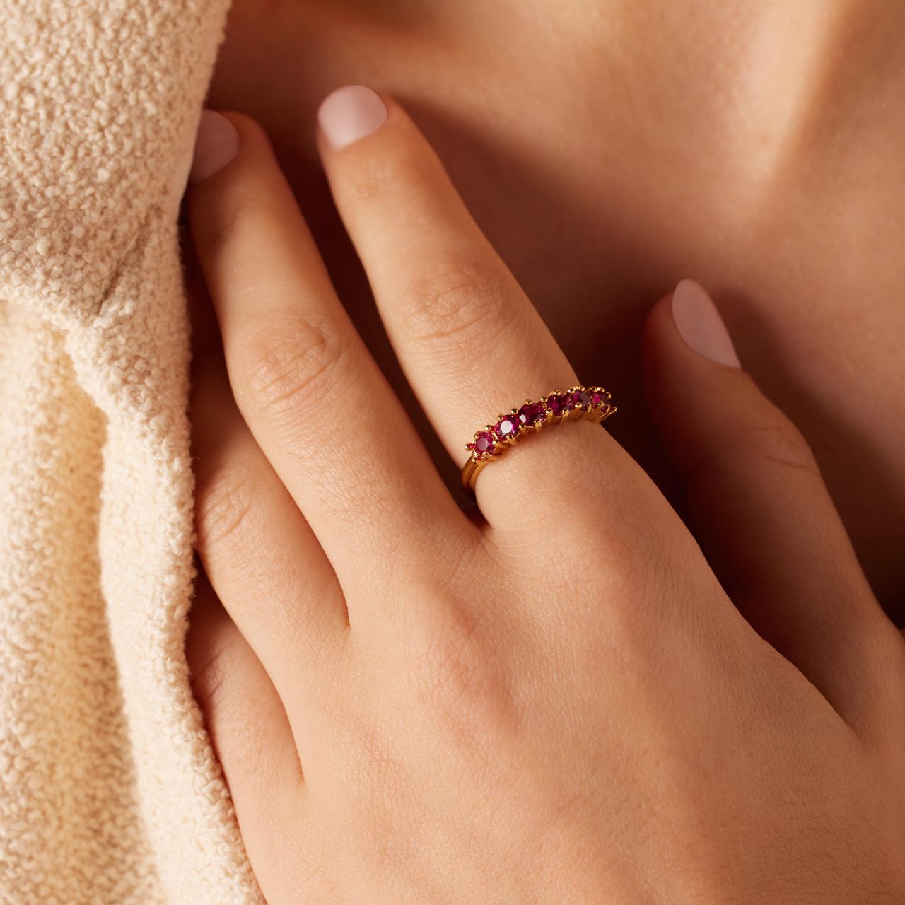Ring im Vintage-Stil aus Edelstahl, vergoldet, mit fuchsiafarbenem Zirkonia