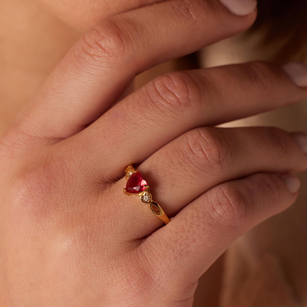 Stalen goldplated vintage ring rood hart zirkonia
