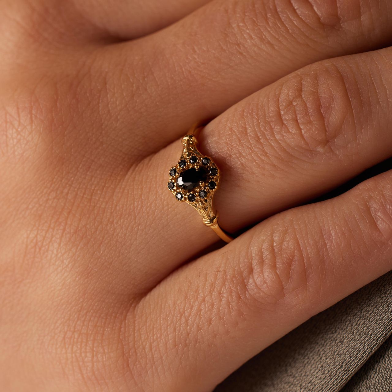Stainless steel goldplated vintage ring zwart bewerkt