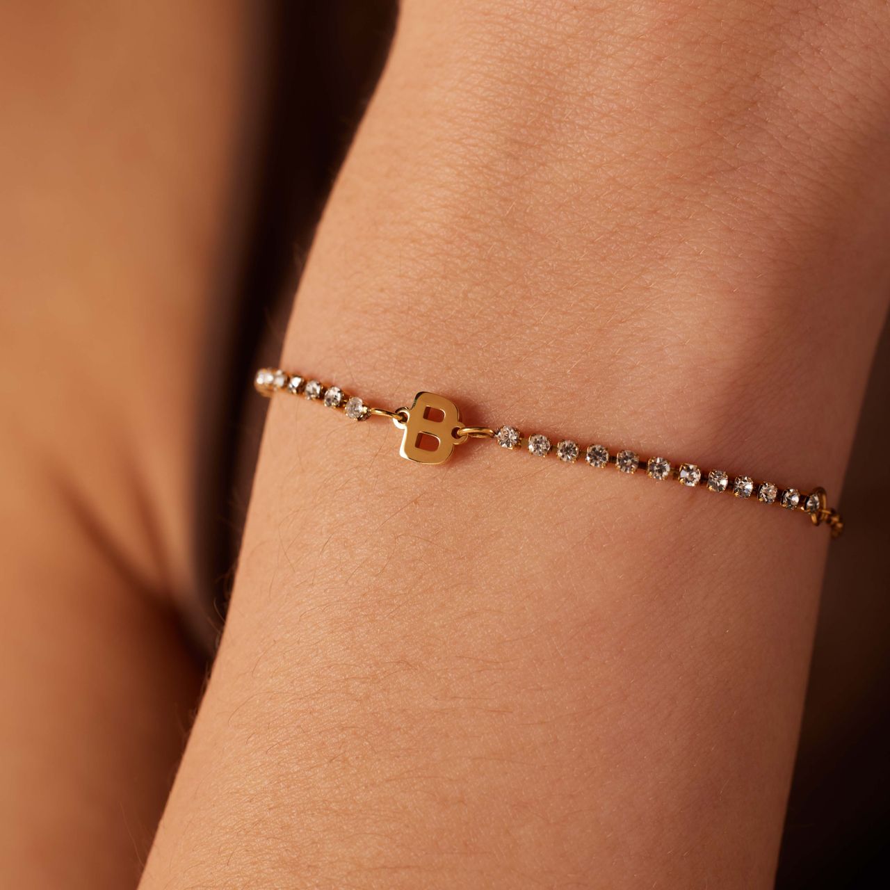 Stalen goldplated tennis armband wit cz letter - B