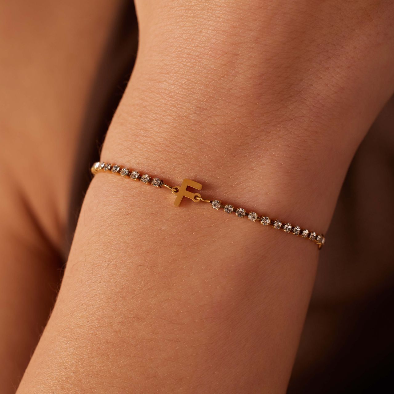 Stalen goldplated tennis armband wit cz letter - F