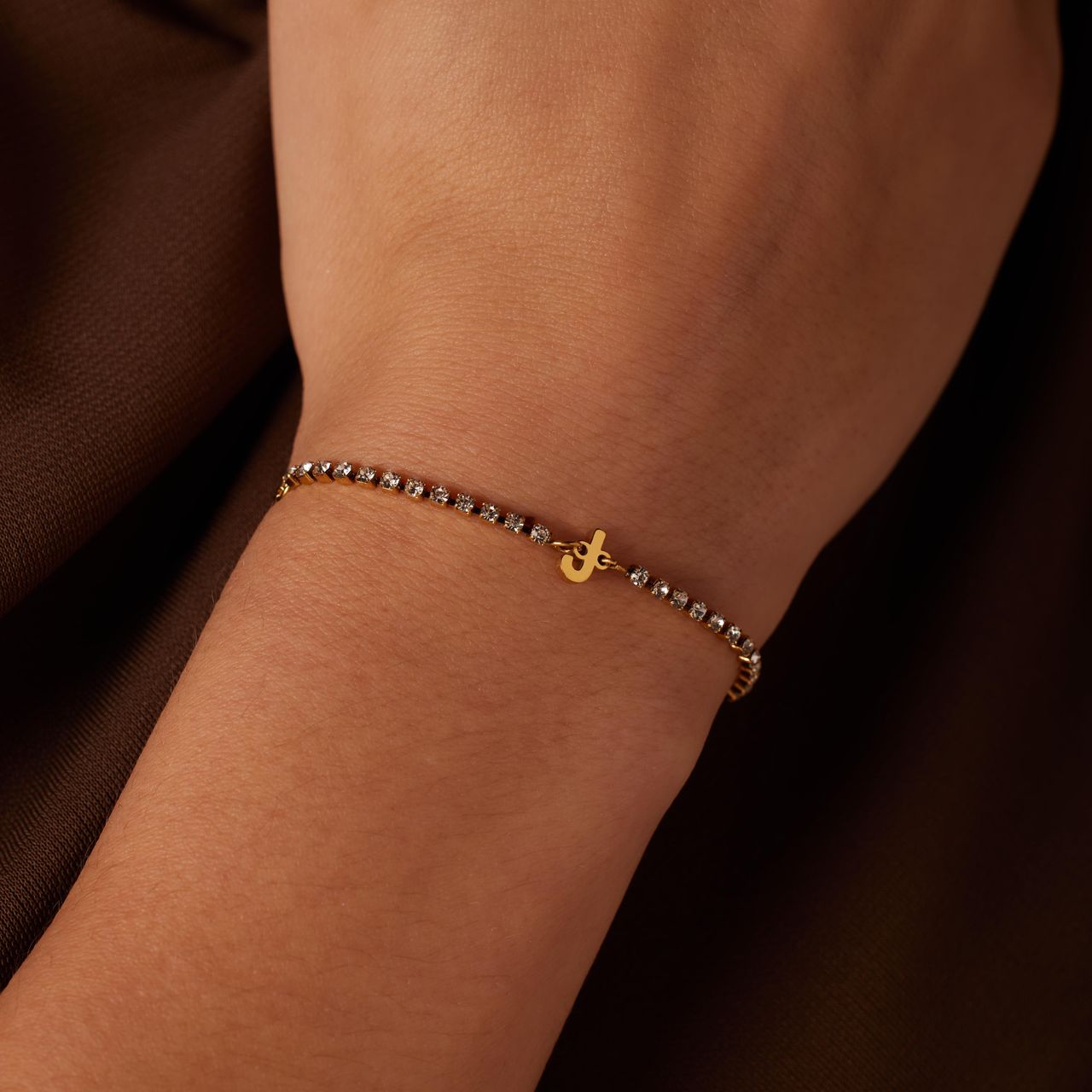 Stalen goldplated fantasiearmband met letterhanger J met zirkonia voor dames