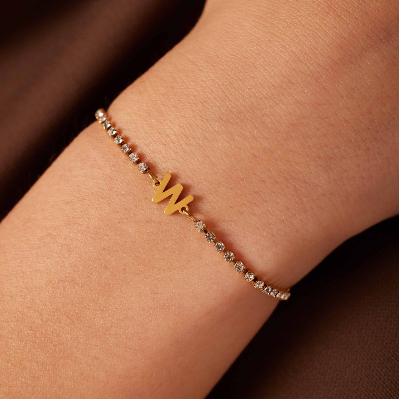 Stalen goldplated tennis armband wit cz letter - M