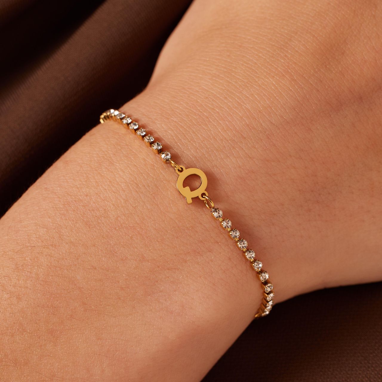 Stainless steel goldplated fantasiearmband met letterhanger Q met zirkonia voor dames