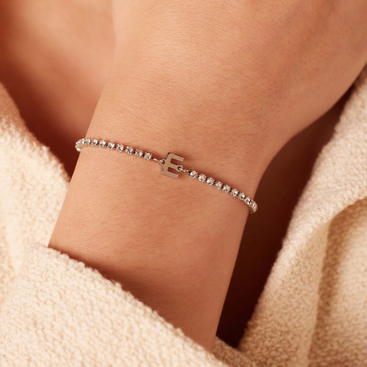 Stainless steel tennis armband wit cz letter - E