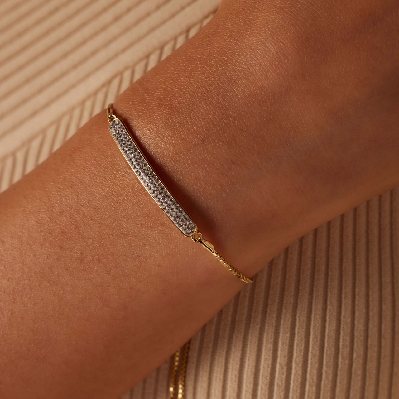 Vergoldetes Armband aus 925 Silber, Plättchen, Kristallsteine