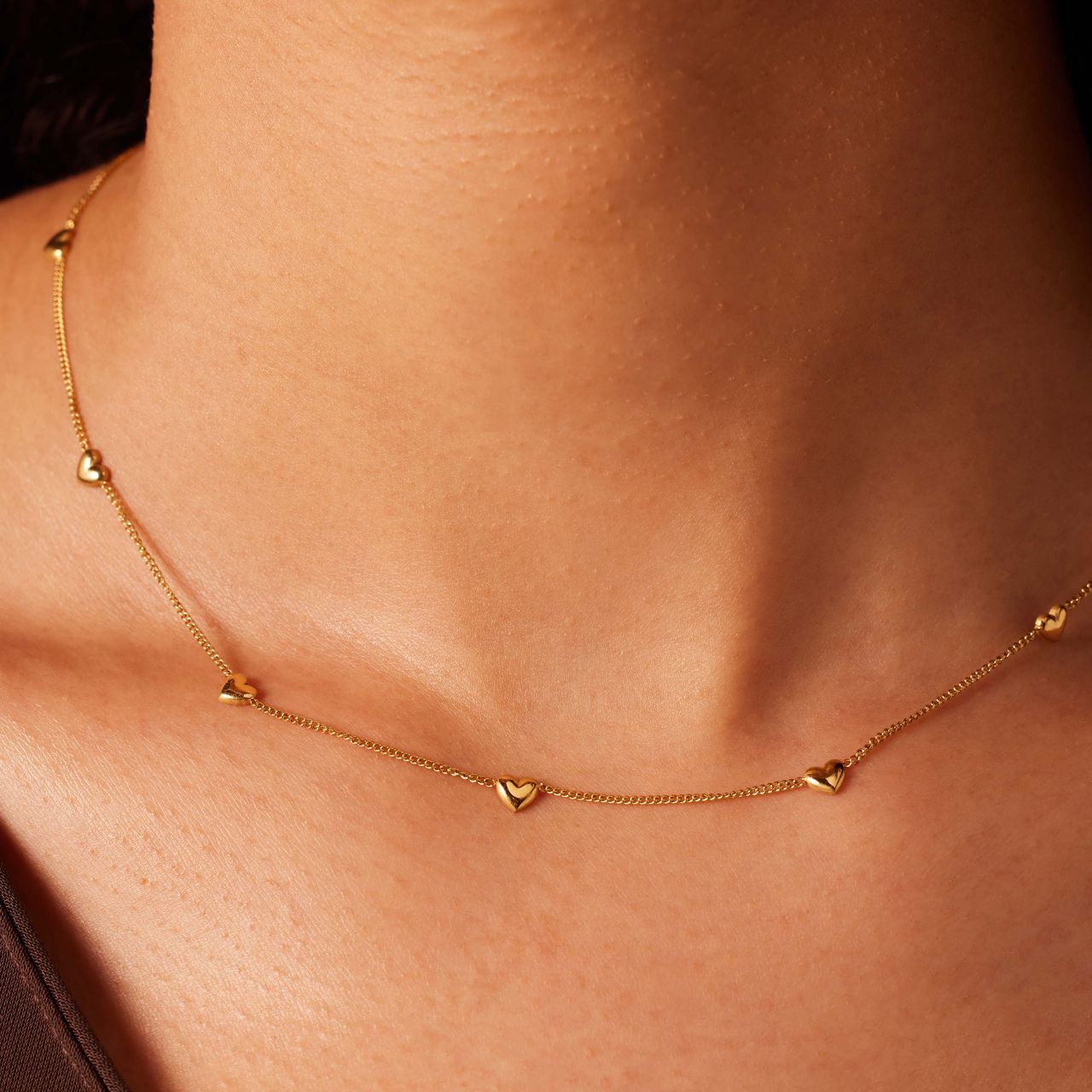 Stalen goldplated ketting met 7 hartjes