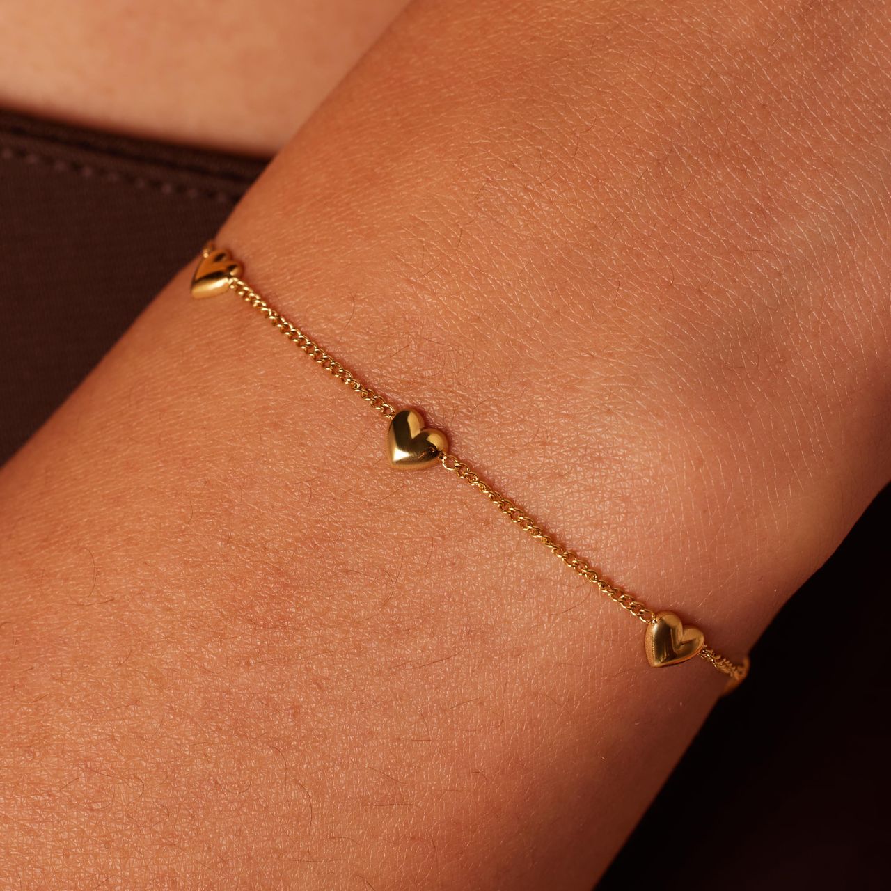 Stalen goldplated armband met 6 hartjes