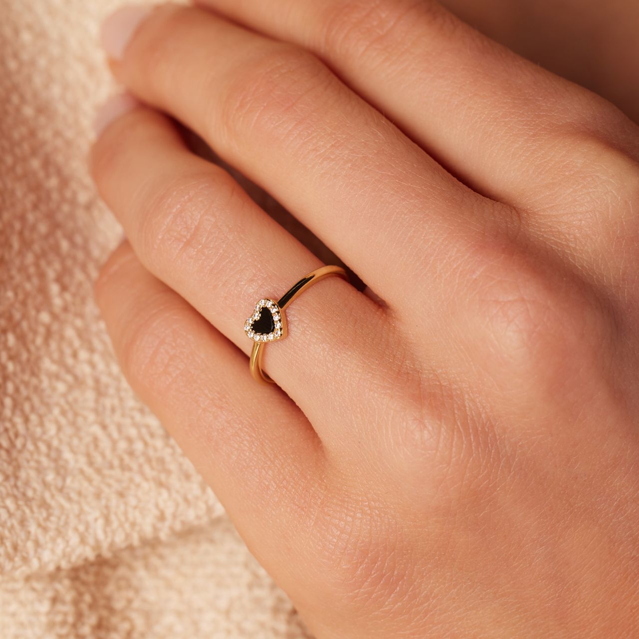 Vergoldeter Ring aus 925 Silber mit herzförmigem schwarzem Achat