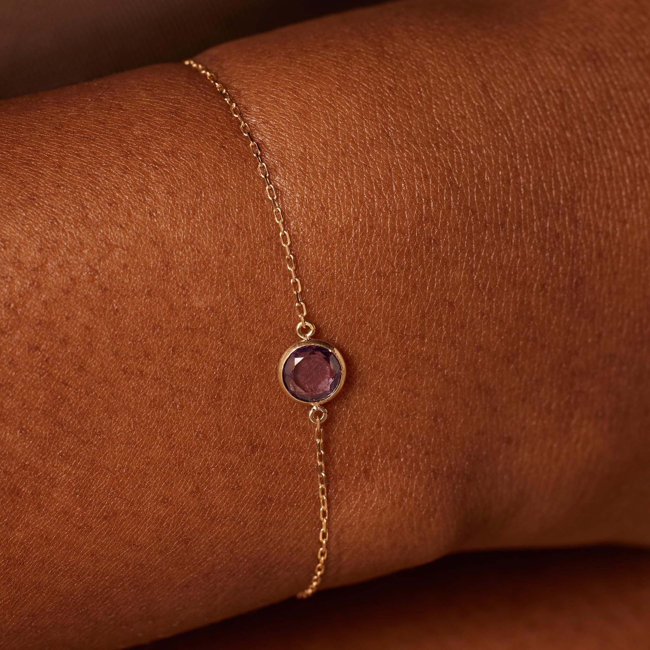 Armband aus 585 Gelbgold mit Geburtsstein-Anhänger, Februar