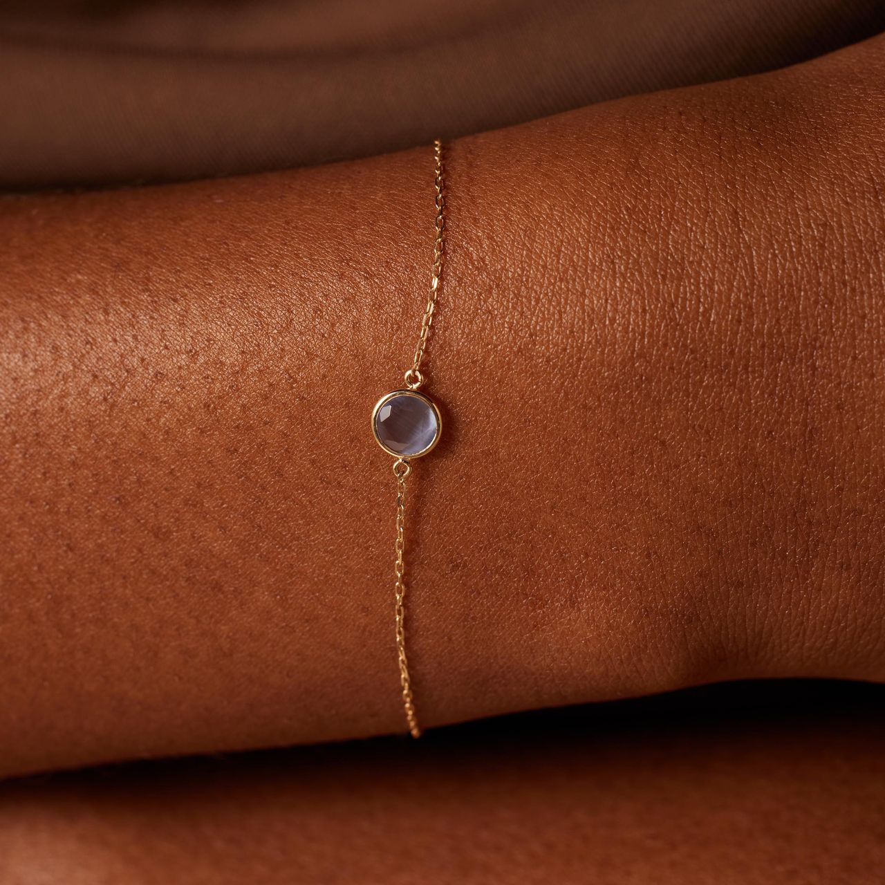 14 karaat geelgouden armband met geboortesteen hanger Maart
