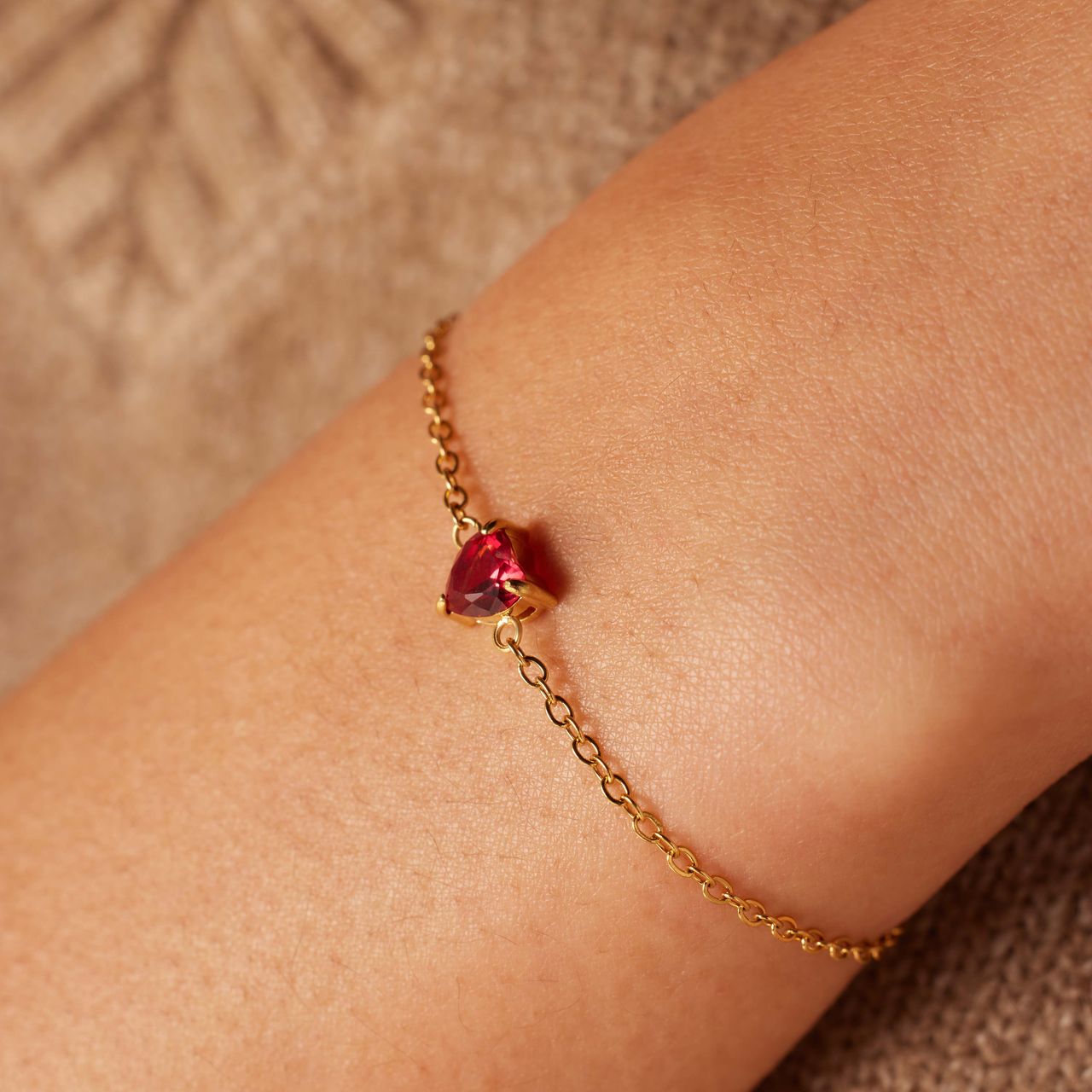 Stalen goldplated vintage armband rood hart zirkonia