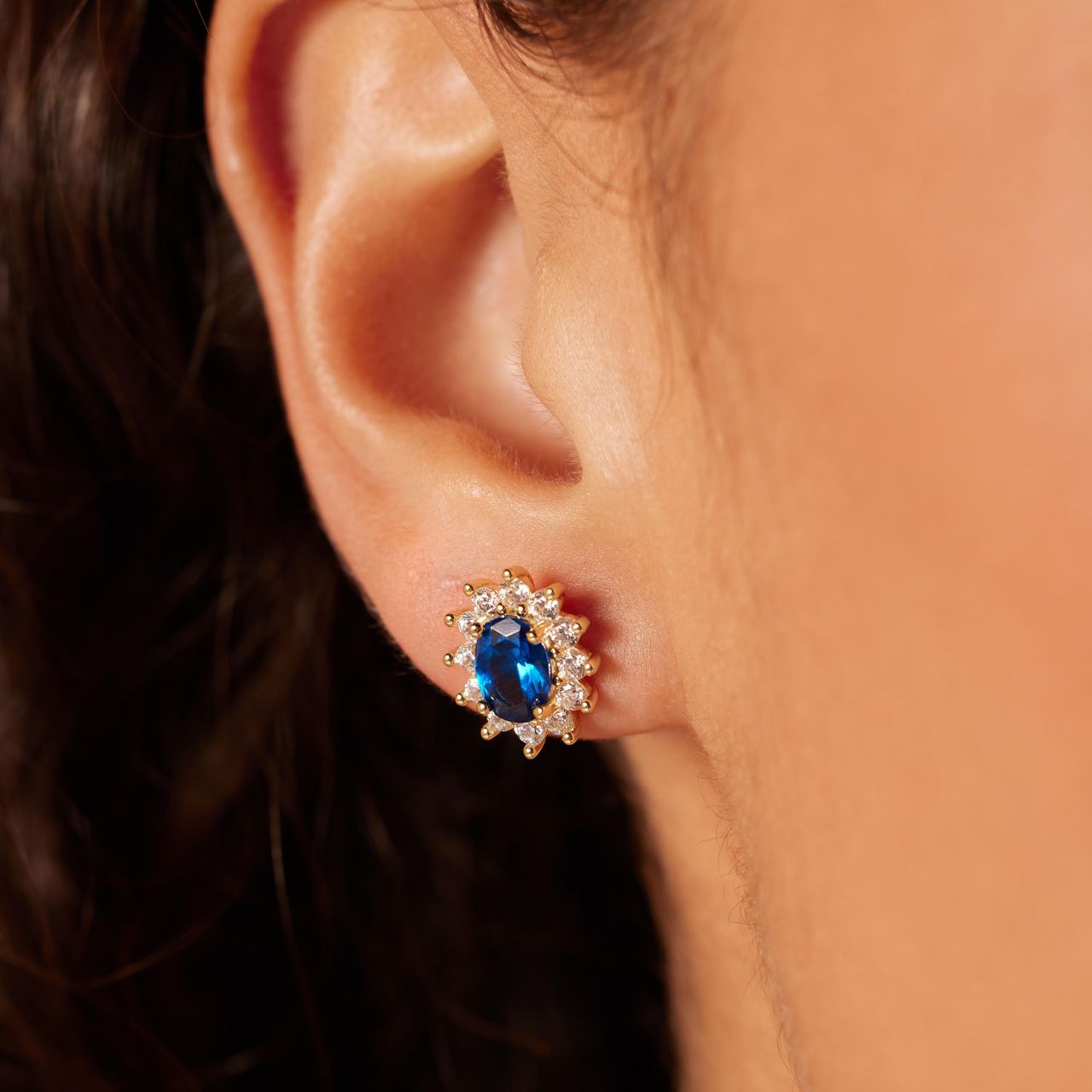 Zilveren goldpalted oorbellen met blauwe steen en zirkonia