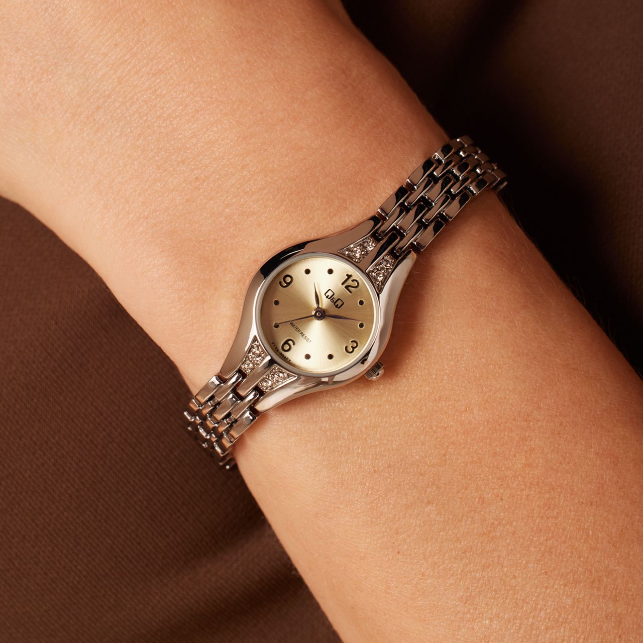 Q&Q Damenarmbanduhr aus silbernem Edelstahl F12A-004PY