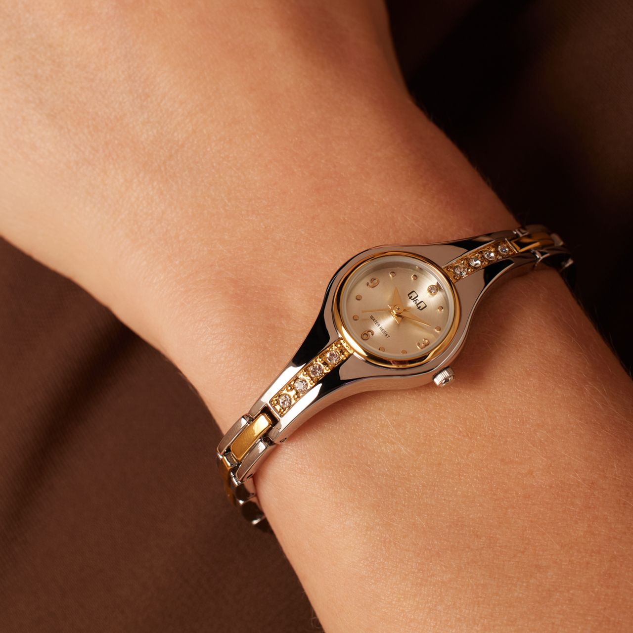 Q&Q Damenarmbanduhr aus zweifarbigem Edelstahl F13A-003PY