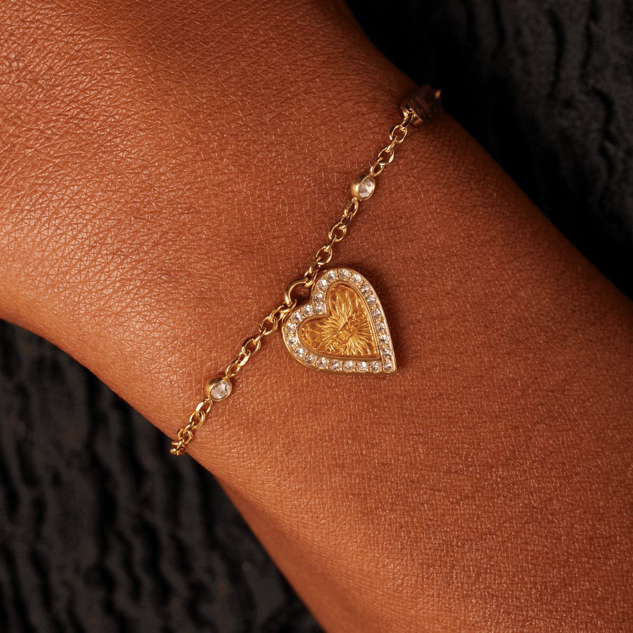 Guess stainless steel goldplated fantasiearmband met hanger hart met kristal voor dames