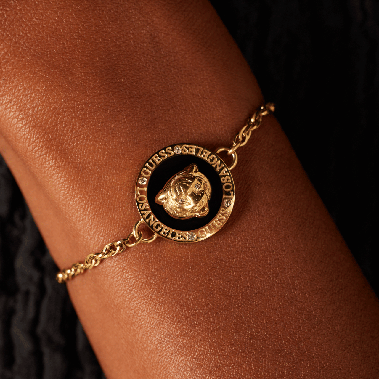 Guess stainless steel goldplated fantasiearmband met hanger met kristal voor dames