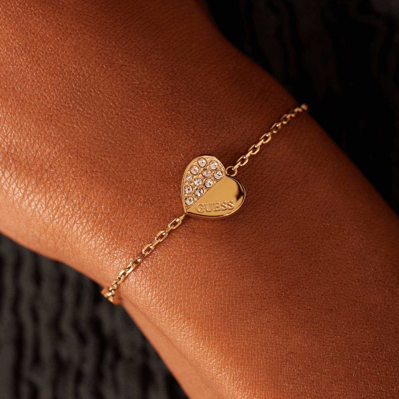 Guess stainless steel goldplated fantasiearmband met hanger hart met kristal voor dames