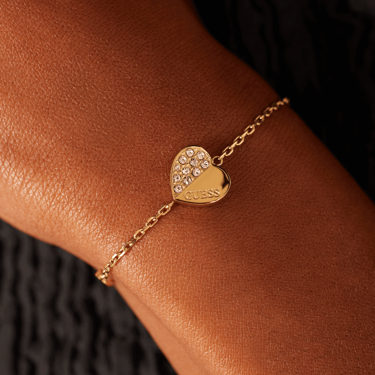 Guess stalen goldplated fantasiearmband met hanger hart met kristal voor dames