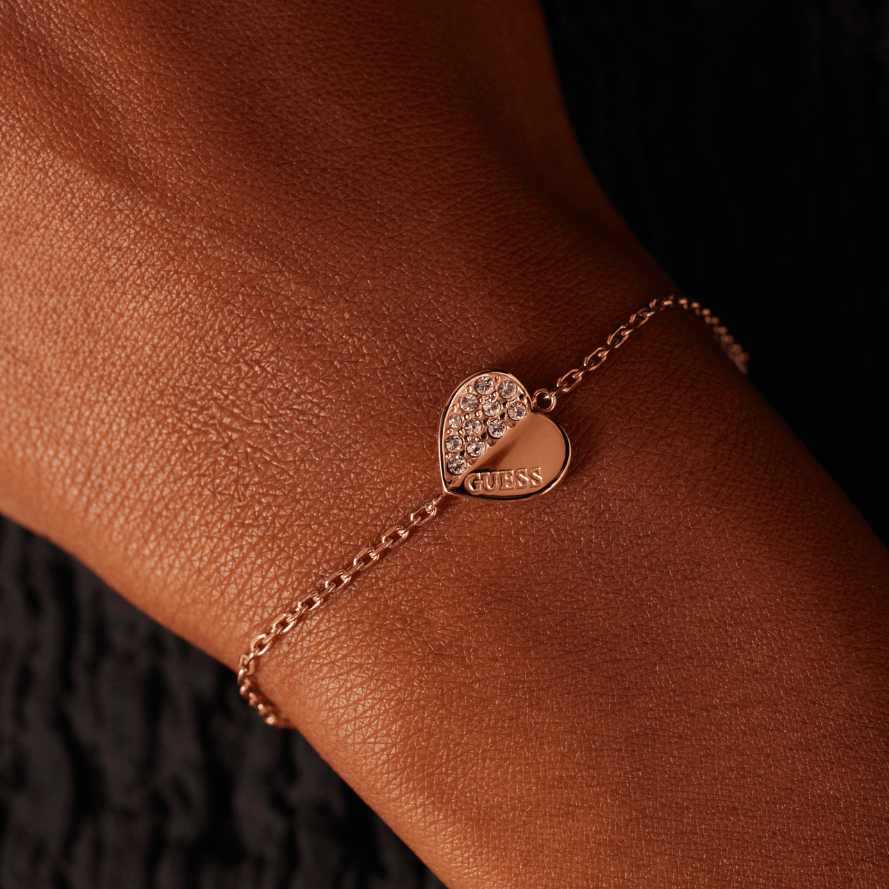 Guess stainless steel roséplated fantasiearmband met hanger hart met kristal voor dames