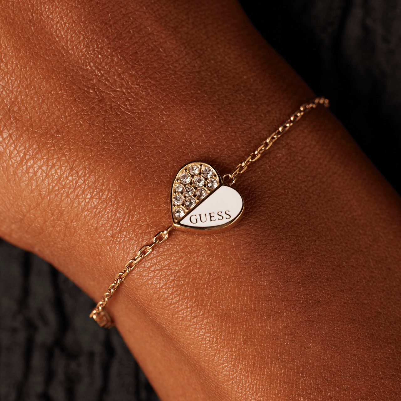 Guess stainless steel goldplated fantasiearmband met hanger hart met kristal voor dames
