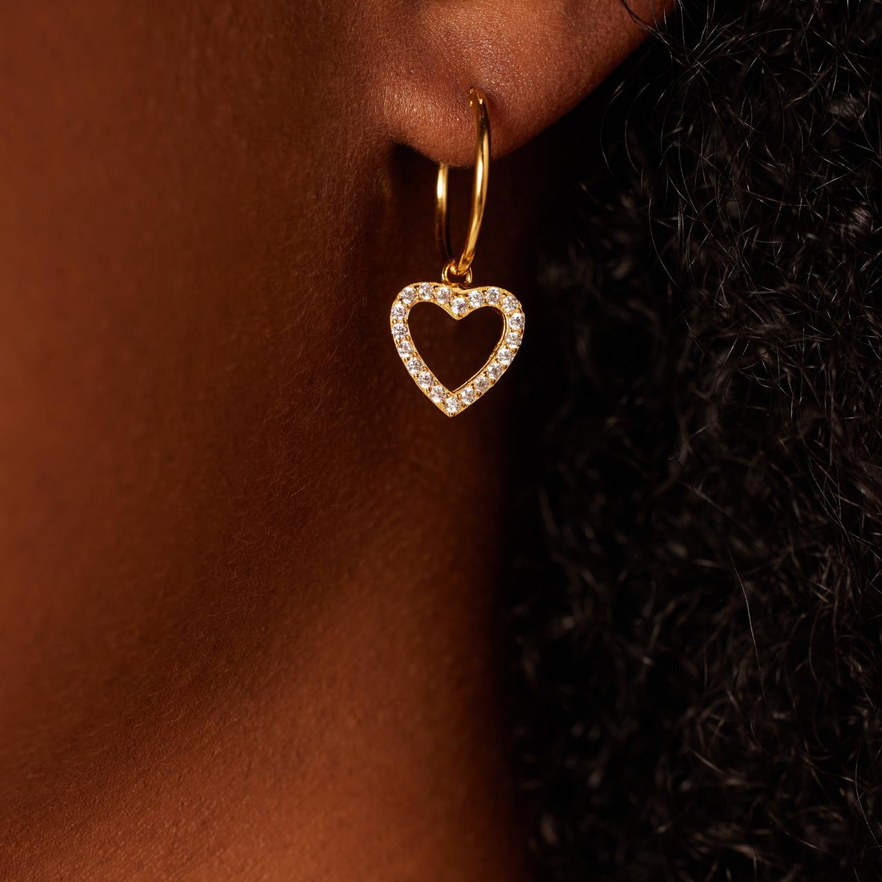 Zilveren goldplated oorringen hart met zirkonia voor dames