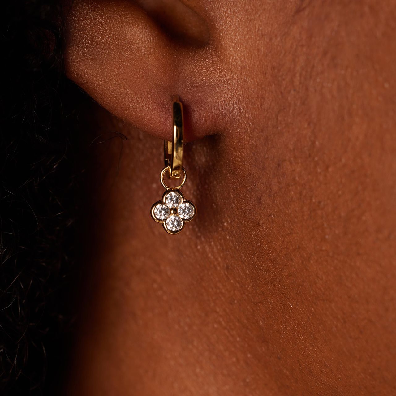 Zilveren goldplated oorringen met hanger klaver met zirkonia voor dames
