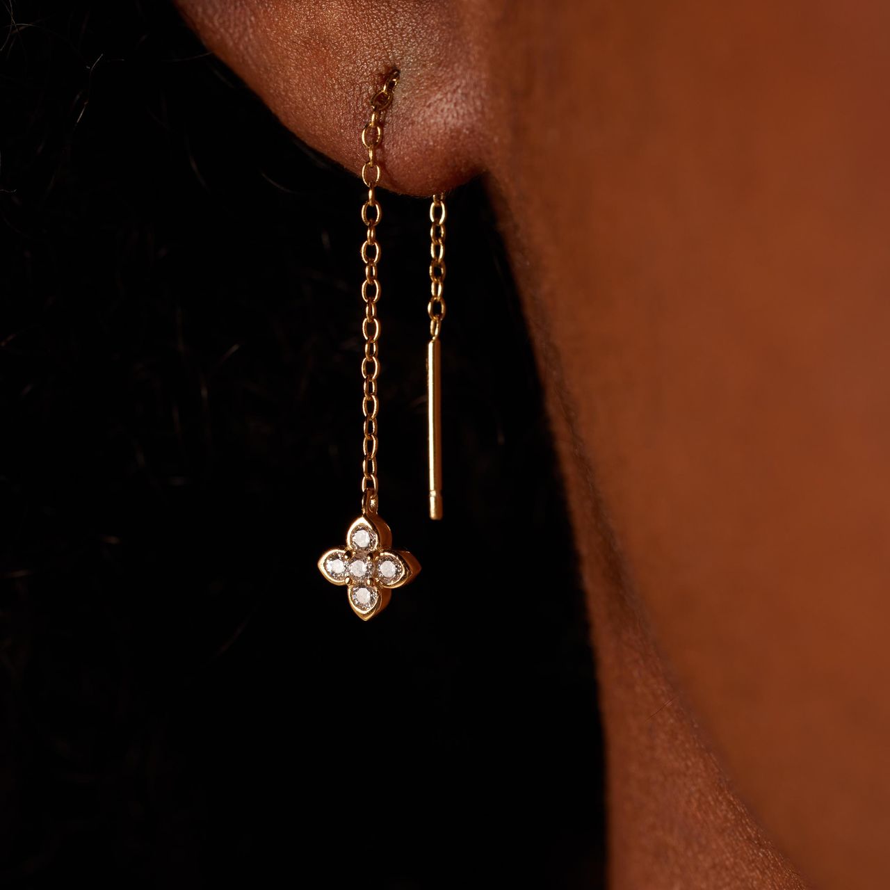 Zilveren goldplated doortrek oorbellen bloem met zirkonia voor dames