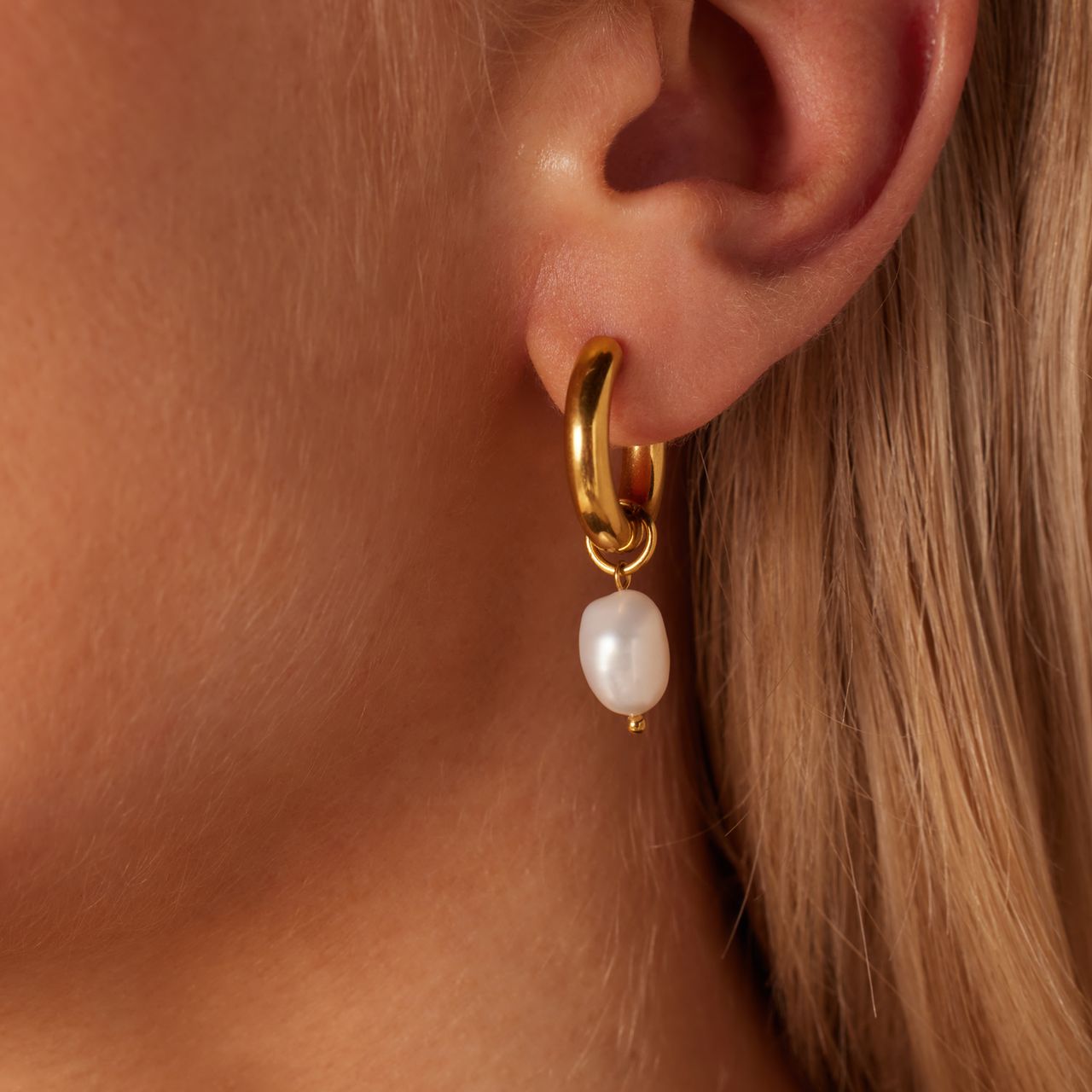 Stalen goldplated oorringen met parel voor dames
