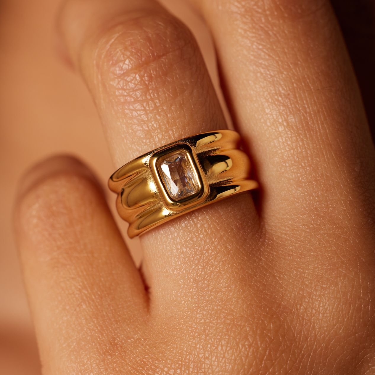 Ring aus Edelstahl, vergoldet, mit weißem Zirkonia